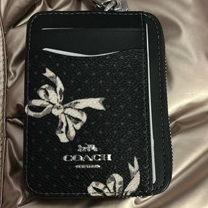 Coach Bow Zip Card Case